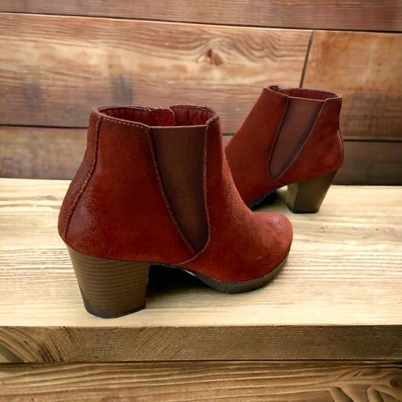 Clarks Women's Pause
Camelia Boot Size 8M Block
Heel Chelsea Red Suede Pull
On - Picture 4 of 12